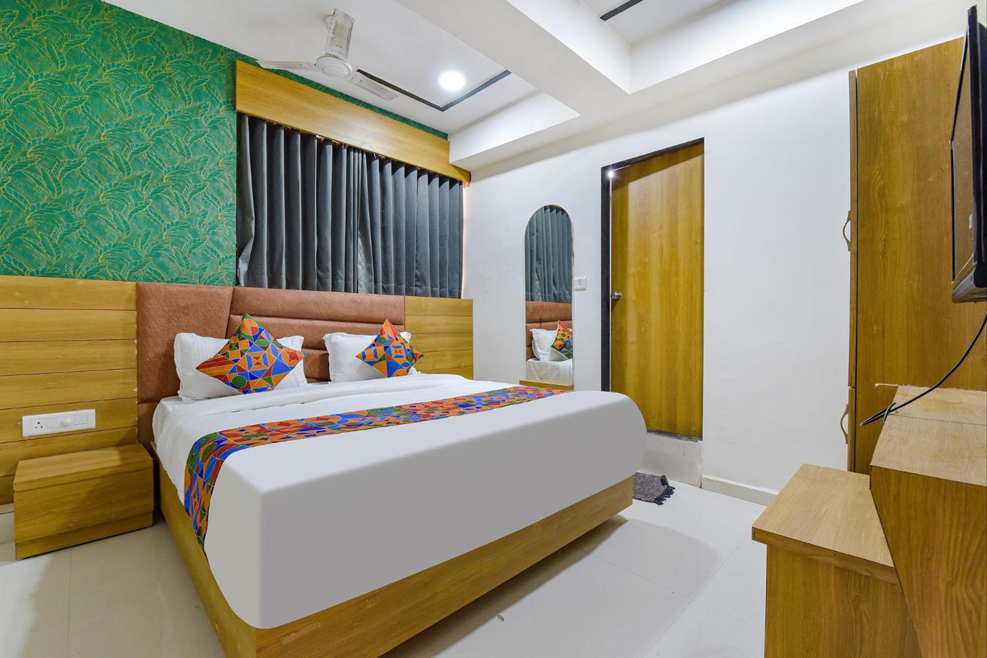 Hotel Green Tree Ахмедабад Экстерьер фото