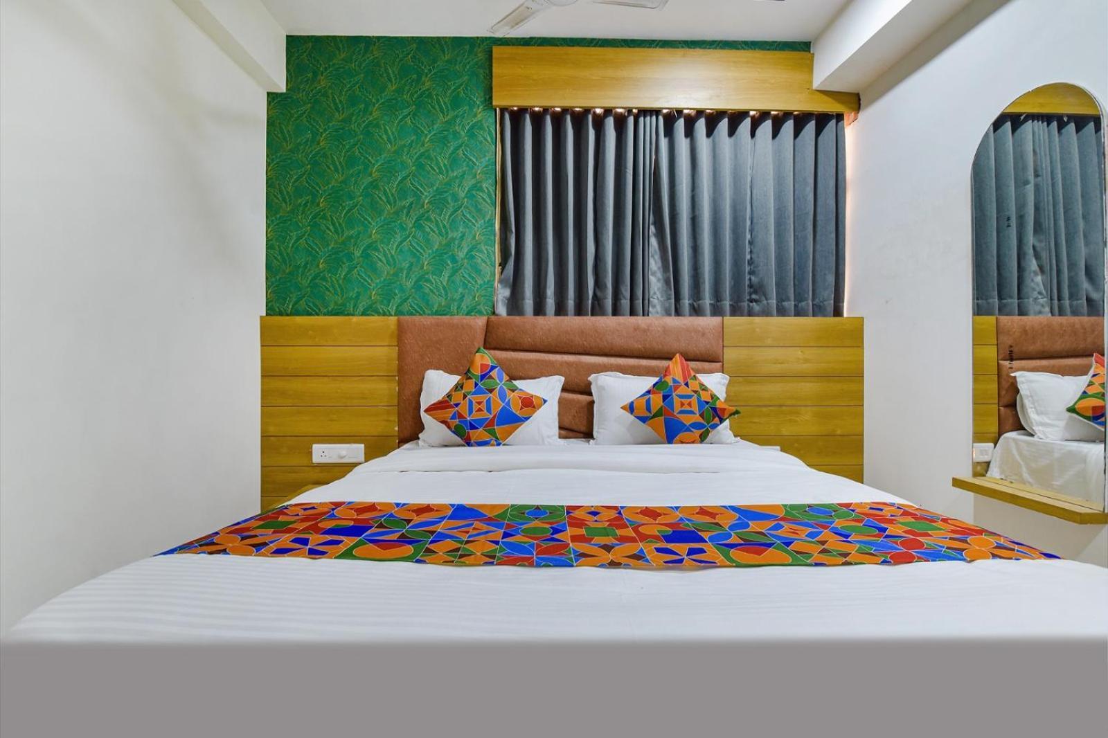 Hotel Green Tree Ахмедабад Экстерьер фото