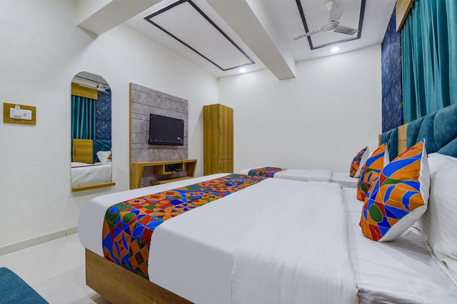 Hotel Green Tree Ахмедабад Экстерьер фото