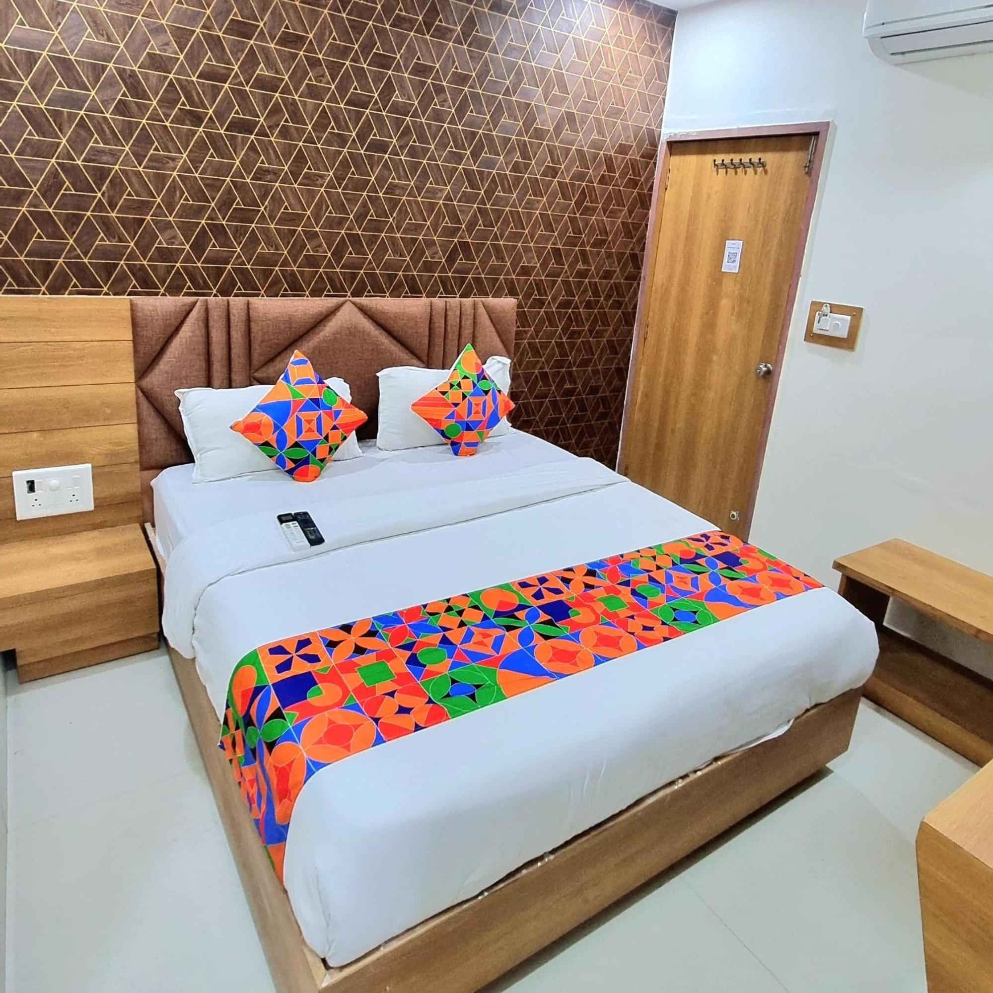 Hotel Green Tree Ахмедабад Экстерьер фото